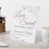 Love is Sweet Neem een Treat Dusty Roos op White Reclamebord Met Voetstuk (Insitu)