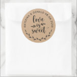 Love is Sweet Rustic Wedding Kraft Ronde Sticker<br><div class="desc">Liefde is het Sweet Wedding. Voeg een leuke kleur en unieke stijl toe aan je bruiloft of vrijgezellenfeest. Een vrijgezellenfeest-gunsttas is een geweldige aanvulling op partijplanning. Deze unieke tassen zullen gemakkelijk als geschenk worden gebruikt en kunnen als een mooie decoratie dienen op je trouwreceptie of vrijgezellenfeest. Het perfecte hoopje voor...</div>