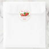 Love is Sweet Strawberry Fruit | Weddenschap Ronde Sticker (Tas)