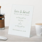 Love is Sweet Treat Wedding Favors Sage Green Reclamebord Met Voetstuk (Insitu)