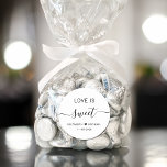 Love is Sweet Wedding Favor Ronde Sticker<br><div class="desc">Chique witte sticker voor uw bruiloft receptie dessert en snoep gunsten met "Love Is Sweet" in eenvoudige moderne typografie en een elegant script met swashes,  uw voornamen samengevoegd door een hart en uw bruiloft datum.</div>