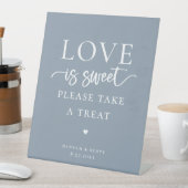 Love is Sweet Wedding Favors Reclamebord Met Voetstuk (Insitu)