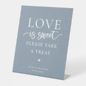 Love is Sweet Wedding Favors Reclamebord Met Voetstuk (Voorkant)