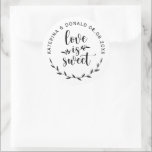 Love is Sweet Wedding Ronde Sticker<br><div class="desc">Liefde is het Sweet Wedding. Voeg een leuke kleur en unieke stijl toe aan je bruiloft of vrijgezellenfeest. Een vrijgezellenfeest-gunsttas is een geweldige aanvulling op partijplanning. Deze unieke tassen zullen gemakkelijk als geschenk worden gebruikt en kunnen als een mooie decoratie dienen op je trouwreceptie of vrijgezellenfeest. Het perfecte hoopje voor...</div>
