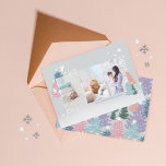 Love Joy Hope Pastel Kerstmis Forest 3 Foto Feestdagenkaart<br><div class="desc">Verstuur je liefde en de groeten van het seizoen naar je familieleden dit vakantieseizoen met onze zachte, kalme en kic pastel & pijnboombos met drie foto-kerstkaarten. In het ontwerp staan onze handgetekende kerstabel voor de kleuren van de kerstaven, vallende witte sneeuwvlokken en duven. De zachte pastelkleuren wekken een boodschap van...</div>