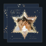 Love Joy Light Elegant Gold Star van David Photo Feestdagenkaart<br><div class="desc">Elegant Hanukkah-ster van David foto Hanukkah-kaart met een elegant typografisch ontwerp "Love Joy Light" in faux gold. Mousserende gouden sterren creëer de ster van David met een fotoplaceholder geplaatst binnen de ster van David. Aan de achterkant is een elegante starry twinkelende ster van David design te zien. Kunstwerk van Muthology...</div>
