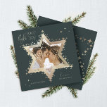 Love Joy Light Elegant Gold Star van David Photo Feestdagenkaart<br><div class="desc">Elegant Hanukkah-ster van David foto Hanukkah-kaart met een elegant typografisch ontwerp "Love Joy Light" in faux gold. Mousserende gouden sterren creëer de ster van David met een fotoplaceholder geplaatst binnen de ster van David. Aan de achterkant is een elegante starry twinkelende ster van David design te zien. Kunstwerk van Muthology...</div>