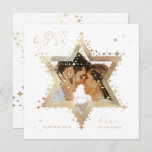 Love Joy Light Elegant Gold Star van David Photo Feestdagenkaart<br><div class="desc">Elegant Hanukkah-ster van David foto Hanukkah-kaart met een elegant typografisch ontwerp "Love Joy Light" in faux gold. Mousserende gouden sterren creëer de ster van David met een fotoplaceholder geplaatst binnen de ster van David. Aan de achterkant is een elegante starry twinkelende ster van David design te zien. Kunstwerk van Muthology...</div>