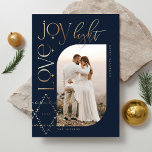 Love Joy Light Star van David Happy Hanukkah Foto Feestdagenkaart<br><div class="desc">Elegant Hanukkah-fotokaart met een elegant typografisch ontwerp "Love Joy Light" in faux gold gewikkeld rond een lijst met boogfoto's. Mousserende gouden sterren creëer de ster van David. Aan de achterzijde is een elegante stedenster van David-patroon te zien. Kunstwerk van Muthology Papery.</div>