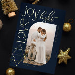 Love Joy Light Star van David Happy Hanukkah Foto Folie Feestdagenkaart<br><div class="desc">Elegant Hanukkah-fotokaart met een elegant typografisch ontwerp "Love Joy Light" in goud dat rond een lijst met boogfoto is gewikkeld. Mousserende roos gouden folie sterren creëer de ster van David. Aan de achterzijde is een elegante stedenster van David-patroon te zien. Kunstwerk van Muthology Papery.</div>