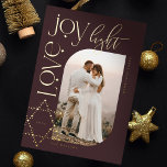 Love Joy Light Star van David Happy Hanukkah Foto Folie Feestdagenkaart<br><div class="desc">Elegant Hanukkah-fotokaart met een elegant typografisch ontwerp "Love Joy Light" in goud dat rond een lijst met boogfoto is gewikkeld. Mousserende roos gouden folie sterren creëer de ster van David. Aan de achterzijde is een elegante stedenster van David-patroon te zien. Kunstwerk van Muthology Papery.</div>
