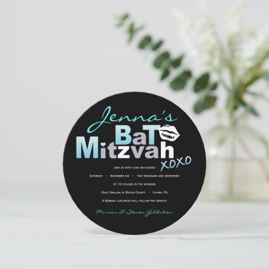 LOVE & KISSES Turquoise Bat Mitzvah Uitnodiging (Staand voorkant)