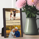 Love Laughs Happiness Couples Jubileum Foto Fotoplaat<br><div class="desc">Gepersonaliseerde trouwdag foto plaque. Het ontwerp is perfect voor elke verjaardag, aangezien de sjabloon voor u wordt opgezet het juiste aantal jaren toevoegt. Het fotomalplaatje is klaar voor u om twee van uw favoriete foto's te uploaden, die in landschapsformaat worden getoond. De tekst is volledig bewerkbaar en luidt "[uw namen]...</div>