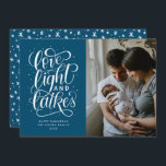 Love, Light and Latkes Photo Hanukkah Feestdagenkaart<br><div class="desc">Deze moderne Hanukkah-kaart met één foto is voorzien van de handgeschreven uitdrukking "liefde,  licht en latkes" en een leuk handgetekend patroon op de achterkant.</div>