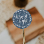 Love & Light Bokeh Hanukkah Ronde Sticker<br><div class="desc">Happy Hanukkah! Voeg de perfecte afsluitende aanraking aan uw enveloppen of giften met deze feestelijke stickers toe. Het ontwerp is voorzien van een blauwe achtergrond,  een starry white lijst en een "Love & Light" in witte penseeltekst.</div>