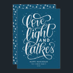 Love Light en Latkes Hanukkah Feestdagenkaart<br><div class="desc">Deze feestelijke platte vakantiekaart is voorzien van de zinsnede "liefdeslicht en sluitingen",  die met de hand in script wordt geschreven. De rug van de kaart heeft een coördinerend patroon maar kan ook worden gebruikt om een foto of een persoonlijk bericht toe te voegen.</div>