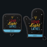 Love Light Latkes Black Hanukkah Funny Quote Ovenwant & Pannenlap Set<br><div class="desc">Love Light Latkes Black Chanoeka Funny Quote Oven Mitt & Pot Holder zijn helemaal hipster cool! Met een Menorah. Dit kleurrijke, humoristische gezegde valt echt op op de zwarte sterrennacht achtergrond. Een praktisch cadeau dat je favoriete chef-kok zeker laat glimlachen op deze Chanoeka. Personaliseer met jouw naam. Hulp nodig bij...</div>