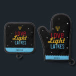 Love Light Latkes Black Hanukkah Funny Quote Ovenwant & Pannenlap Set<br><div class="desc">Love Light Latkes Black Chanoeka Funny Quote Oven Mitt & Pot Holder zijn helemaal hipster cool! Met een Menorah. Dit kleurrijke, humoristische gezegde valt echt op op de zwarte sterrennacht achtergrond. Een praktisch cadeau dat je favoriete chef-kok zeker laat glimlachen op deze Chanoeka. Personaliseer met jouw naam. Hulp nodig bij...</div>