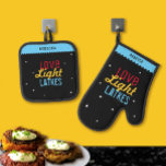 Love Light Latkes Black Hanukkah Funny Quote Ovenwant & Pannenlap Set<br><div class="desc">Love Light Latkes Black Chanoeka Funny Quote Oven Mitt & Pot Holder zijn helemaal hipster cool! Dit kleurrijke, humoristische gezegde valt echt op op de zwarte sterrennacht achtergrond. Een praktisch cadeau dat je favoriete chef-kok zeker laat glimlachen op deze Chanoeka. Personaliseer met jouw naam. Hulp nodig bij dit ontwerp? Wilt...</div>