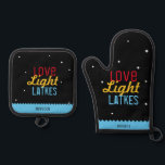 Love Light Latkes Black Hanukkah Funny Quote Ovenwant & Pannenlap Set<br><div class="desc">Love Light Latkes Black Chanoeka Funny Quote Oven Mitt & Pot Holder zijn helemaal hipster cool! Dit kleurrijke, humoristische gezegde valt echt op op de zwarte sterrennacht achtergrond. Een praktisch cadeau dat je favoriete chef-kok zeker laat glimlachen op deze Chanoeka. Personaliseer met jouw naam. Hulp nodig bij dit ontwerp? Wilt...</div>