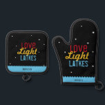 Love Light Latkes Black Hanukkah Funny Quote Ovenwant & Pannenlap Set<br><div class="desc">Love Light Latkes Black Chanoeka Funny Quote Oven Mitt & Pot Holder zijn helemaal hipster cool! Dit kleurrijke, humoristische gezegde valt echt op op de zwarte sterrennacht achtergrond. Een praktisch cadeau dat je favoriete chef-kok zeker laat glimlachen op deze Chanoeka. Personaliseer met jouw naam. Hulp nodig bij dit ontwerp? Wilt...</div>