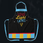 Love Light Latkes Black Hanukkah Funny Quote Schor Schort<br><div class="desc">Love Light Latkes Black Hanukkah Funny Quote Schort is helemaal hipster cool! Dit kleurrijke, humoristische gezegde valt echt op op de zwarte sterrennacht achtergrond. Zorg ervoor dat vrienden en familie glimlachen. Bevat een menorah-icoon en ruimte voor jouw naam. Hulp nodig bij dit ontwerp? Wil je andere kleuren of ontwerpvariaties zien?...</div>