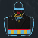 Love Light Latkes Black Hanukkah Funny Quote Schor Schort<br><div class="desc">Love Light Latkes Black Hanukkah Funny Quote Schort is helemaal hipster cool! Dit kleurrijke, humoristische gezegde valt echt op op de zwarte sterrennacht achtergrond. Zorg ervoor dat vrienden en familie glimlachen. Bevat een menorah-icoon en ruimte voor jouw naam. Hulp nodig bij dit ontwerp? Wil je andere kleuren of ontwerpvariaties zien?...</div>