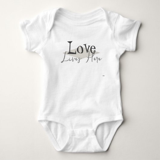Love Lives Here Baby T-shirt HAMbyWG (Voorkant)