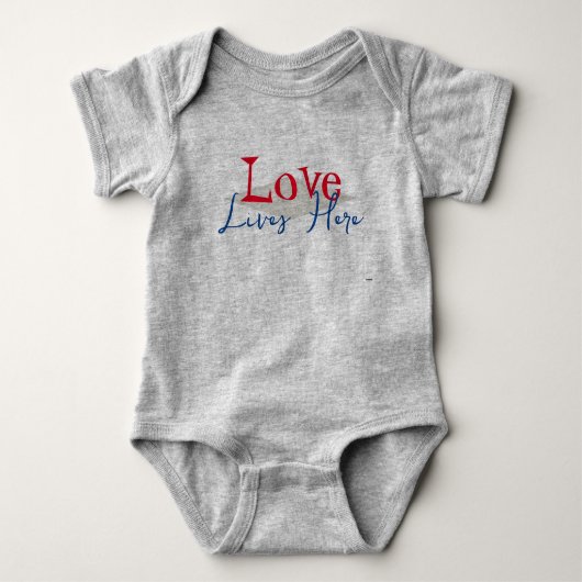 Love Lives Here Baby T-shirt HAMbyWG (Voorkant)