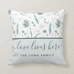 Love Lives here Name Sierkussen
