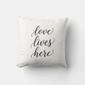 Love Lives Here Script Throw Pillow  Kussen (Voorkant)