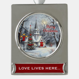 Love Lives Here – Snowy Church Christmas Verzilverd Banner Ornament