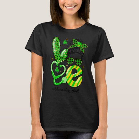Love Medical Assistant Messy Bun Shamrock St Patri T-shirt (Voorkant)