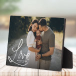 LOVE Modern Elegant Family Photo Keepomwille Fotoplaat<br><div class="desc">Omarm de blijvende kracht van familie met deze elegante fotoplaat. Met uw gekoesterde familie of pasgeboren foto omlijst in een sierlijke "LOVE" script, wordt dit hedendaagse meesterwerk een hartverwarmend brandpunt in elk huis. Gepersonaliseerd met de naam van uw familie of kind of een speciale boodschap, transformeert het in een tijdloze...</div>