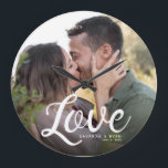 LOVE Moderne Eenvoudige Script Elegant Keepomwille Grote Klok<br><div class="desc">Elegant modern bruiloft in het belang van Passen getrouwd,  Valentijnsdag,  verjaardagen,  om je favoriete bruiloft of verloving foto te laten zien met een moderne scriptkalligrafie die LOVE over je aangepaste namen en date op een donkere gradiënt leest om de typografie uit te drukken.</div>