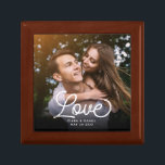 LOVE Moderne kalligrafie Eenvoudig fotohuwelijk Cadeaudoosje<br><div class="desc">Moderne bruiloft-keepasje of mooi aangepast cadeau voor nieuwe bruid of Valentijnsdag die je favoriete verloving-foto laat zien met moderne scriptkalligrafie die LOVE uitleest over je eigen namen en datum over een donkere gradiënt om de typografie uit te drukken.</div>