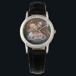 LOVE Moderne kalligrafie Eenvoudig fotohuwelijk Horloge<br><div class="desc">Moderne bruiloft-keepasje of mooi aangepast cadeau voor nieuwe bruid of Valentijnsdag die je favoriete verloving-foto laat zien met moderne scriptkalligrafie die LOVE uitleest over je eigen namen en datum over een donkere gradiënt om de typografie uit te drukken.</div>