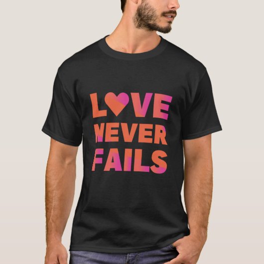 love never fails t-shirt (Voorkant)