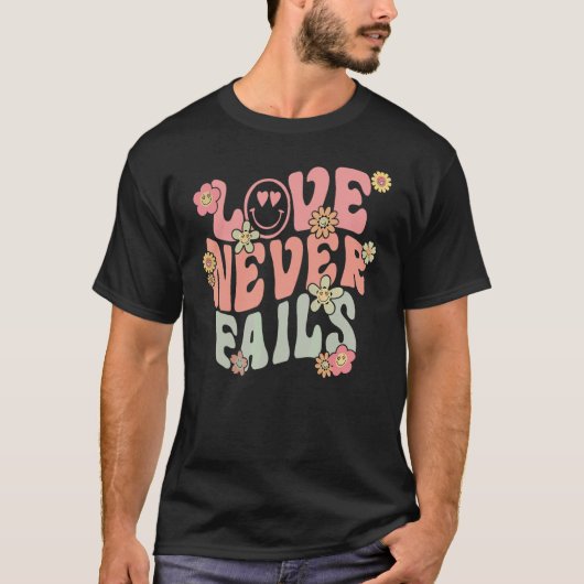 Love Never Fails With Words on Back Aesthetic Tren T-shirt (Voorkant)