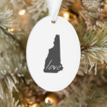 Love New Hampshire Shaped Black Chalkboard Ornament<br><div class="desc">Met de plattegrond van het silhouette van de staat New Hampshire gevuld met een solide zwarte achtergrond en het woord liefde in letters met een lager hoesje, is deze staatsliefde met de kerstsiernaam perfect voor iedereen die van New Hampshire houdt en hem deze vakantietijd op hun boom wil delen. Ben...</div>