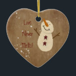 Love Nooit Melts kerstversiering Keramisch Ornament<br><div class="desc">Deze liefde smelt nooit kerstversiering en kenmerkt mijn muis-getekende primitieve sneeuwman. Maakt een groot klein geschenk of een veiling.</div>