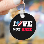 Love not Hate Bold Type USA Flag Heart Black Sleutelhanger<br><div class="desc">"Liefde haat niet". Wees trots en laat de wereld weten hoe goed dit land is en kan zijn met deze doordachte, opvallende, grafische, patriottische, bumpermagneet. Een hart gevuld met een bijtende, , gewaagde, rode, witte en blauwe houtstrepen en sterren Amerikaanse vlag plus sterke witte en rode typografie op een zwarte...</div>