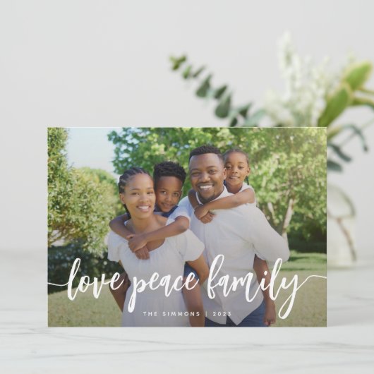 Love Peace Family Modern Brush Script Photo Feestdagenkaart (Staand voorkant)