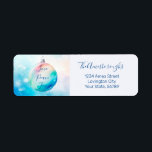 Love Peace Joy Christmas Ornament Retouradres Etiket<br><div class="desc">Uw vakantie retour adres labels zal er prachtig uitzien met deze mooie waterverf ontwerp dat een prachtige kerstboom ornament gesierd met de kostbare woorden "Love Peace Joy". Het heeft een licht en luchtig ontwerp, bijna pastel met blauwe en roze accenten. Zorg ervoor dat u de namen en adressen van het...</div>