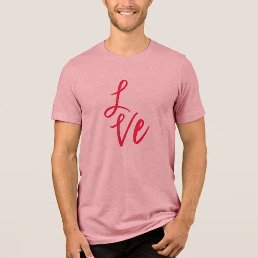 "Love" Roze Achtergrond Grafisch T-shirt (Voorkant)