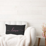 LOVE | Roze en zwarte omkeerbare rugkussen Kussen<br><div class="desc">Deze op maat gemaakte kussensloop heeft een modern schrifttype met de tekst "liefde", die over beide zijden rolt met omgekeerde, omkeerbare kleuren. Personalisatie, zoals een naam of bericht, kan eenvoudig worden toegevoegd door op "verder aanpassen" te klikken. Maakt een geweldig cadeau voor Valentijnsdag, pasgetrouwden of gewoon om de inrichting wat...</div>