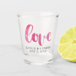 Love Script Weddenschap Favor Shot Glas<br><div class="desc">Vet 'love'-script in roze waterverf,  gepersonaliseerde trouwgastengunst.</div>