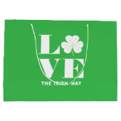 Love Shamrock Clover Irish Green White Custom Text Groot Cadeauzakje (Achterkant)