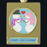 Love & Snowpeople - Lichtblauw: Verguld Banner Ornament<br><div class="desc">Wil je wintermagie? Hier zijn twee sneeuwpoppen verliefd. Liefde is zo belangrijk, en deze sneeuwmensen weten dat. Liefde, sneeuw en wintermagie… wat een geweldige combinatie! Bewaar de tekst of wijzig deze. U kunt ook andere wijzigingen aanbrengen, waaronder het kiezen uit vele achtergronden en het wijzigen van de stijl van letters....</div>