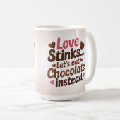 Love stinks let's eat chocolate instead koffiemok (Voorkant rechts)